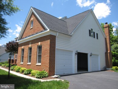 43438 Mountcastle Dr, Chantilly, VA 20152 - photo 2