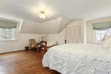 MASTER BEDROOM SUITE