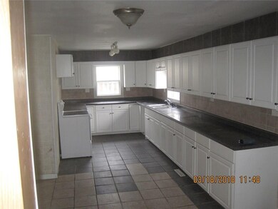 921 S 5th Ave E, Newton, IA 50208 - photo 3