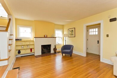 Hardwood floors, built in bookcases, til