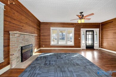 Wooden flooring, ceiling fan, 9' ceiling