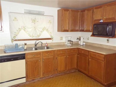 Kitchen. Country casual oak eat-in kitchen