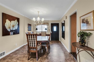 27 Abbey Ln, Plainview, NY 11803 - photo 5