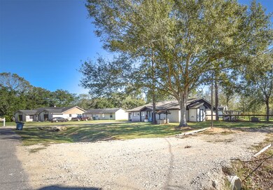 6911 Oak Bend Dr, Alvin, TX 77511 - photo 6