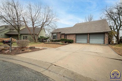 3823 SW Cambridge Ct, Topeka, KS 66610 - photo 3