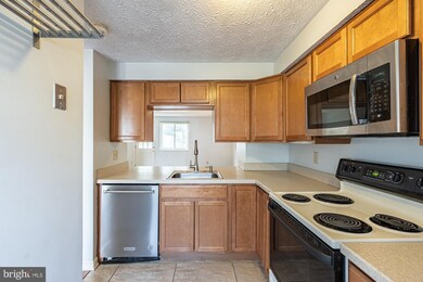 8480 Lazy Creek Ct, Springfield, VA 22153 - photo 5