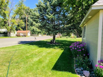 415 Holdrege Ave, Basin, WY 82410 - photo 4