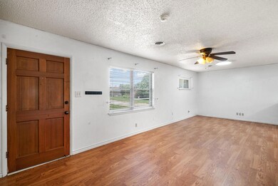 828 Vickie Dr, Azle, TX 76020 - photo 3