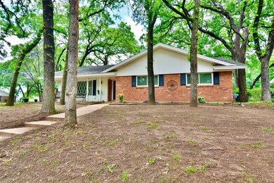 1001 Forest Oaks Ln, Hurst, TX 76053 - photo 2