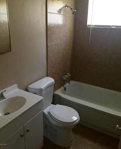 Main Bathroom with tile shower