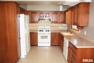 3714 Forest Rd, Davenport, IA 52807 - photo 3