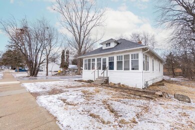 1013 W 20th St, Cedar Falls, IA 50613 - photo 3
