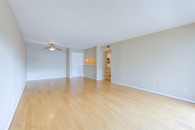 3055 Walnut Bend Ln unit 21, Houston, TX 77042 - photo 7