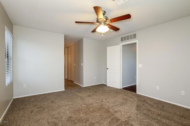005-photo-master-bedroom-6360090