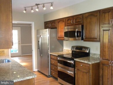 5720 Brewer House Cir, Rockville, MD 20852 - photo 2