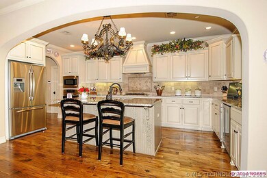 GOURMET KITCHEN WITH SECOND CASUAL DINING SPACE, M