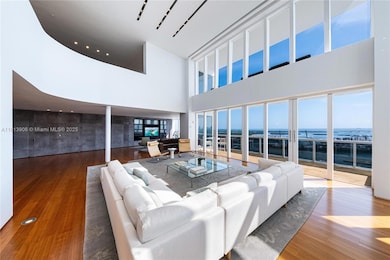 The elegant curved walls evoke the architectural artistry of New York’s MoMA — a sculptural statement that transforms the space into a living masterpiece.