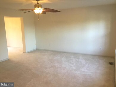 107 Manchester Ct, Harleysville, PA 19438 - photo 2