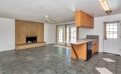 1424 E Broadmor Dr-large-007-001-Family
