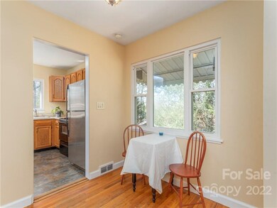 Dining Area looking into the kitchen