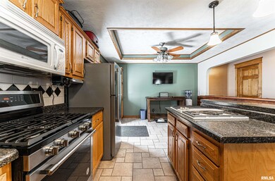 705 Omaha Ave, Lincoln, IL 62656 - photo 6