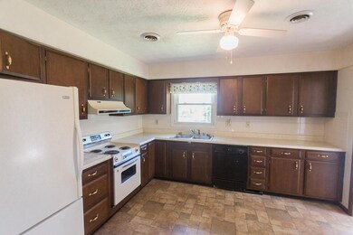 851 E Lexington St, Harrodsburg, KY 40330 - photo 4