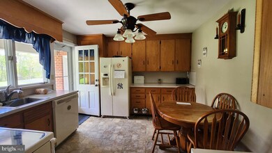 2988 Bedminster Rd, Perkasie, PA 18944 - photo 6