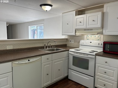 89510 Highway 101 unit 26, Florence, OR 97439 - photo 4