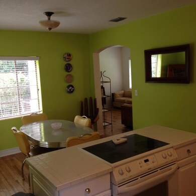 4432 Pinewood Ave - Dining-Kitchen Islan