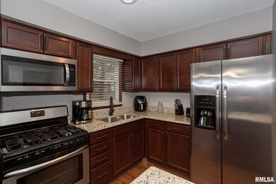 634 Northbrook Dr, Davenport, IA 52806 - photo 5