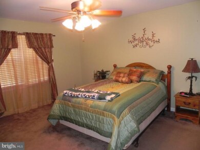 10713 Holleybrooke Dr, Spotsylvania, VA 22553 - photo 4