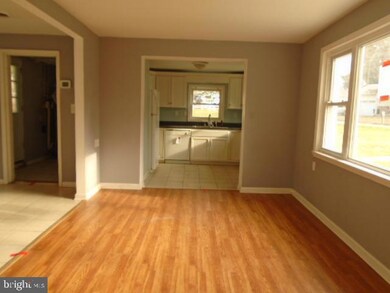 8206 Holly Rd, Clearwater Beach, MD 21226 - photo 5