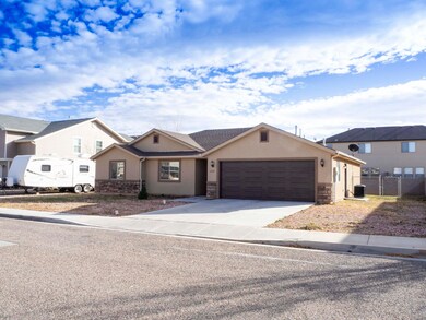 01 Front Yard_B230002