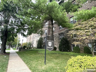 Tudor Hall unit J4, Englewood, NJ 07631 - photo 2