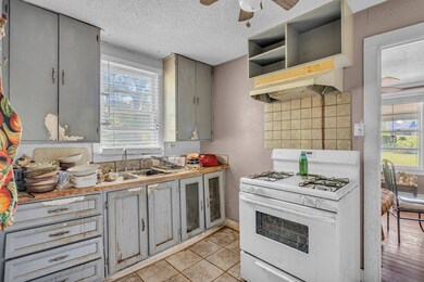 805 Howe St, McComb, MS 39648 - photo 7