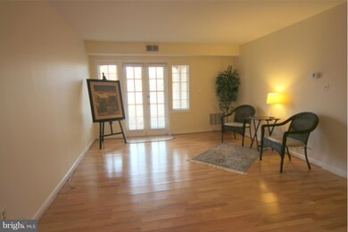 8231 Kings Charter Ln unit L, Springfield, VA 22152 - photo 2