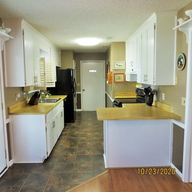 Kitchen w Large pantry