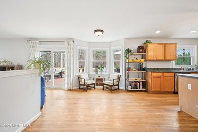 Foyer -to-kitchen