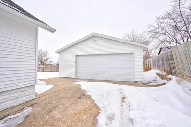 3330 Southland St SW, Cedar Rapids, IA 52404 - photo 3