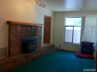 Living room with gas insert