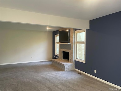 Living Room (pic #2)