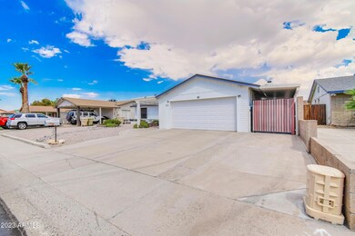 Wide Driveway w Extra Parking!