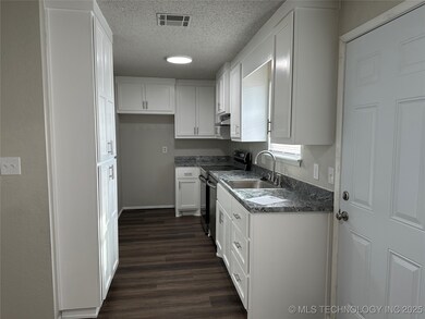 1012 E 143rd St, Glenpool, OK 74033 - photo 3