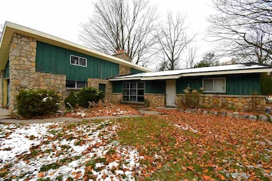 507 W Garfield Ave, Charlevoix, MI 49720 - photo 3