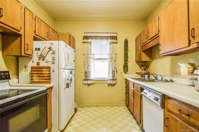 Kitchen with 9' ceilings