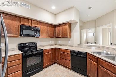 Kitchen with visible vents, light countertops, bla
