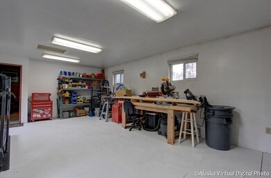 Huge Shop area 25' x 16'