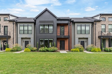 1422 (black & brown front) has a uniquely private 