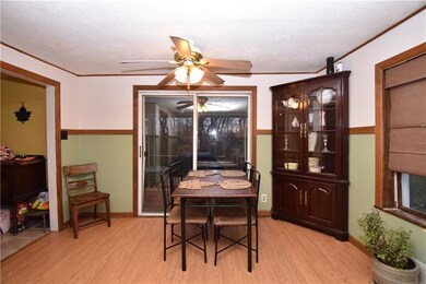 Nice Open Dining area WATCH the Deer from your Sli