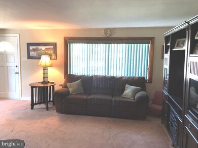 402 W Grays Ave, Glenolden, PA 19036 - photo 4